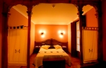 Vista panorámica de la habitación con los separadores originales de s.XIX en Don Felix Hotel de Rioseco de Sobrescobio